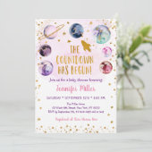 ピンク金ゴールド銀河系のカウントダウンがベビーシャワーを始める 招待状 (スタンド正面)