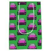 ピンク電気自動車SUVカーグリーン背景 ミディアムペーパーバッグ (裏面)