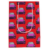 ピンク電気自動車SUV車の赤い背景 ミディアムペーパーバッグ (裏面)