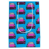 ピンク電気自動車SUV車の青の背景 ミディアムペーパーバッグ (裏面)