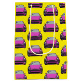 ピンク電気自動車SUV車の黄色の背景 ミディアムペーパーバッグ (裏面)