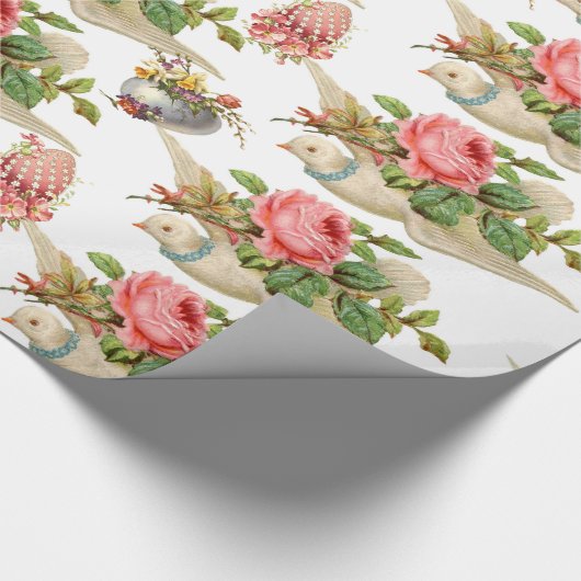 ピンク飛んでいるのバラとフローラのイースターエッグを持つ鳩 ラッピングペーパー (角)