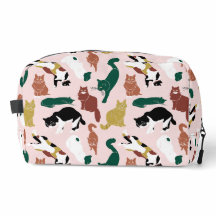 ピンク魅力的色の背景に手書き猫