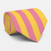 ピンク鮮やかと黄色の垂直パタストライプのーン ネクタイ (ロール)