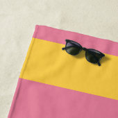 ピンク鮮やかと黄色の垂直パタストライプのーン ビーチタオル (インサイチュ)