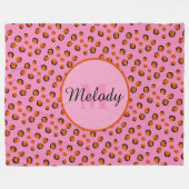 ピンク鮮やかのチーテーアニマルプリントモノグラム フリースブランケット (正面(横))