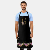 ピンク黒の水彩フローラ金ゴールドトーンG エプロン (着用した状態)