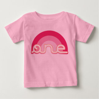 ピンク1の最初誕生日の上 ベビーTシャツ