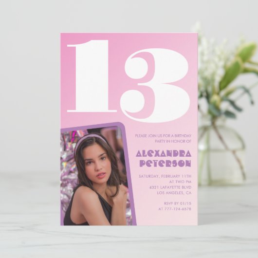 ピンク13th誕生日招待状ガールレトロ写真 招待状 (スタンド正面)