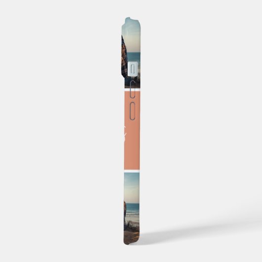 ピンク3枚の写真最高の友達編集可能カラーモノグラム iPhone 15ケース (左側面)