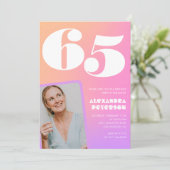 ピンク65歳の誕生日招待状のレトロ写真 招待状 (スタンド正面)