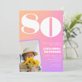 ピンク80歳の誕生日招待状のレトロ写真 招待状 (スタンド正面)