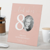 ピンク80th誕生日ウェルカムサイン | 誰の80か 台座サイン (インサイチュ)