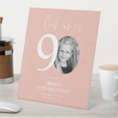 ピンク90th誕生日ウェルカムサイン | 誰が90歳か見て 台座サイン (インサイチュ)