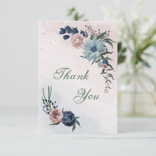 ピンク、ほこりっぽい青、ネイビーブルーの花々が緑 サンキューカード (スタンド正面)