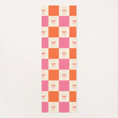 ピンク、オレンジ、クリーム色のチェッカーボードスカル ヨガマット (正面)