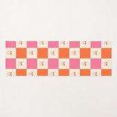 ピンク、オレンジ、クリーム色のチェッカーボードスカル ヨガマット (正面(横))