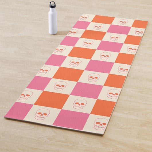 ピンク、オレンジ、クリーム色のチェッカーボードスカル ヨガマット (インサイチュ)