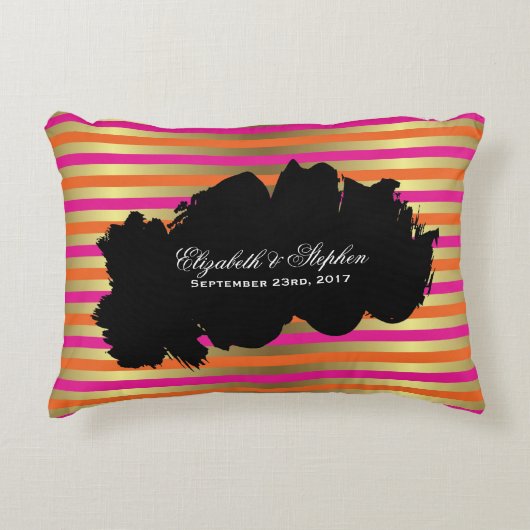 ピンク、オレンジ、フェイク金ゴールドメタリックストライプズ結婚の アクセントクッション (正面)
