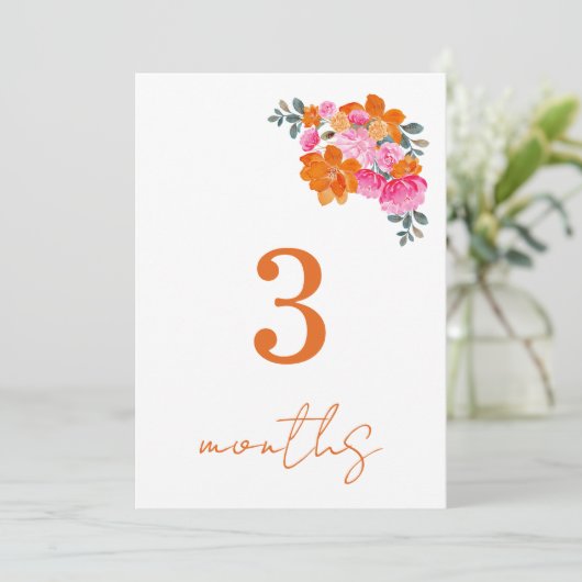ピンク オレンジ 3 か月 赤ちゃん 月間マイルストーン カード (スタンド正面)