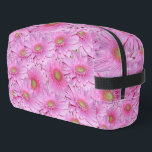 ピンク・ガーベラスの交響曲 ドップキット<br><div class="desc">小さな形に配淡い色の置されたピンクのガーベラの花の繊細な房は、その柔らかくパステル色の色合いが繊細な魅力を放つ。各開花は、穏やかな黄色や緑の中心を取り囲む細長い絹のような花びらの層を示し、テクスチャーと色の調和のとれたブレンドを作成する。アレンジメントの控えめなエレガンスは、落ち着いたロマンチックな雰囲気を醸し出し、穏やかな宇宙や柔らかな瞬間を高める祝のに最適である。</div>