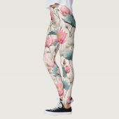 ピンク、クリーム、ソフトグリーンのロマンチックなロータス レギンス (左)