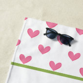 ピンク&グリーンピックボールパドルモノグラムクレスト ビーチタオル (インサイチュ)