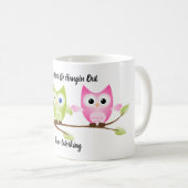 ピンク、グリーン、ブルーぶら下がったフクロウが枝に出る コーヒーマグカップ (正面右)