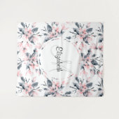 ピンク&グレーフローラ水彩模様モノグラム タペストリー (正面(横))