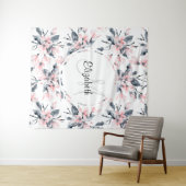 ピンク&グレーフローラ水彩模様モノグラム タペストリー (インサイチュ(横))