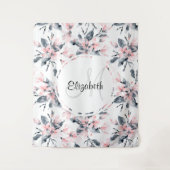 ピンク&グレーフローラ水彩模様モノグラム タペストリー (正面)