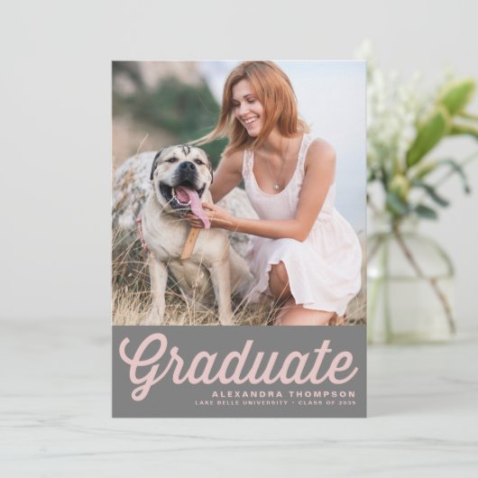 ピンク&グレーレトロはっきりしたタイポグラフィ写真卒業 招待状 (スタンド正面)