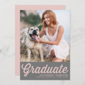 ピンク&グレーレトロはっきりしたタイポグラフィ写真卒業 招待状 (正面/裏面)