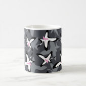 ピンク グレー モダン 抽象的な花 コーヒーマグカップ (中央)