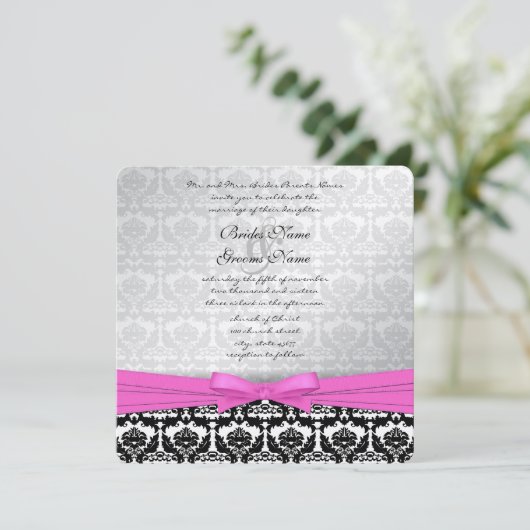 ピンク·シルバー&ブラック·ダマスクが結婚式への招待を渦巻く 招待状 (スタンド正面)