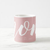 ピンク |タイポグラフィシンプルママEST。マグ コーヒーマグカップ (中央)