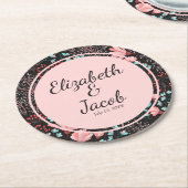 ピンク&ティール（緑がかった色）ダークフローラルパターン ラウンドペーパーコースター (アングル)