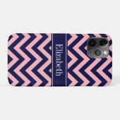 ピンク、ネイビーブルーLGシェブロン海軍名モノグラム Case-Mate iPhoneケース (裏面(横))