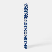 ピンク&ネイビー魚鱗パターンモノグラム iPhone 16ケース (右側面)