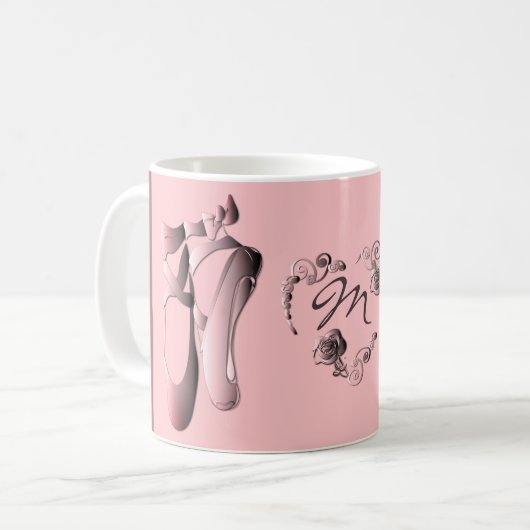 ピンク・バレエの靴とモノグラム・コーヒー・マグ コーヒーマグカップ (正面左)