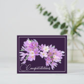 ピンク/パープルのクロッカス 紫の背景 おめでとう ポストカード (スタンド正面)