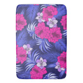 ピンク&パープルトロピカル – 明るいハイビスカスデザイン バスマット (正面縦)