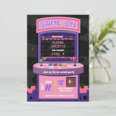 ピンク パープル ネオン アーケード ゲーム ガール 誕生日 招待状 (スタンド正面)
