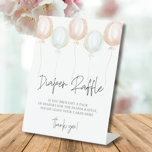 ピンク&ブルーバルーンジェンダーおむつラッフルを明らかにする 台座サイン