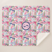 ピンク&ブルーパリモノグラパターン(の模様が)あるム シェルパブランケット (正面(横))