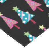 ピンク&ブルーメリークリスマスツリーズブラックテーブルクロス テーブルクロス (アングル)