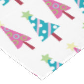 ピンク&ブルーメリークリスマスツリーホワイトテーブルクロス テーブルクロス (アングル)