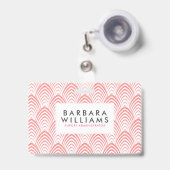 ピンク&ホワイトアートデコ幾何学模様 バッジ (正面（伸縮クリップ）)