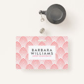ピンク&ホワイトアートデコ幾何学模様 バッジ (正面リトラクタブル付き)