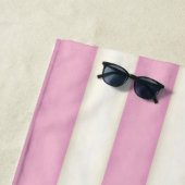 ピンク&ホワイトビクトリアンコテージストライプスタイル ビーチタオル (インサイチュ)